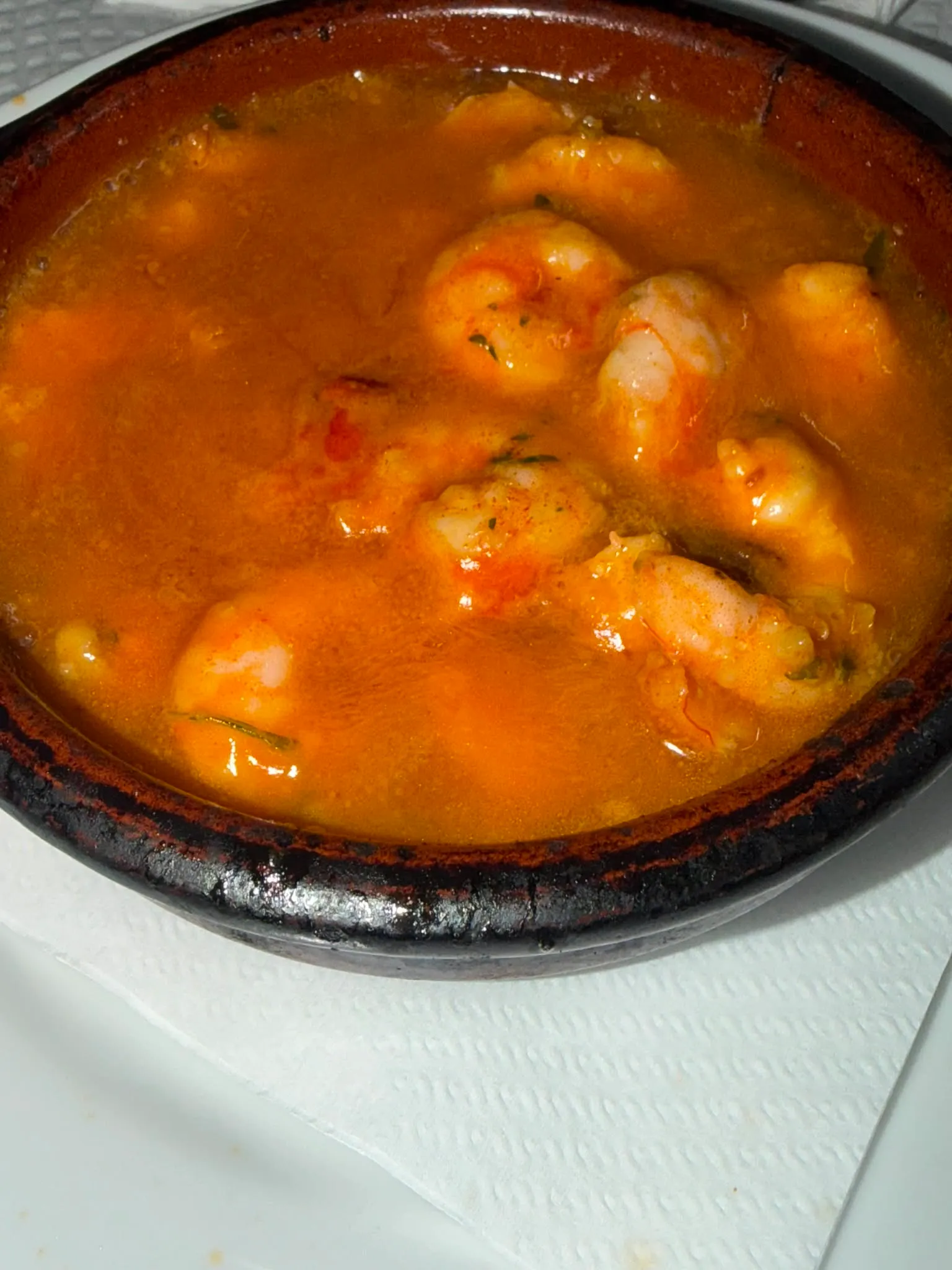 Gambas al pil pil en cazuela de barro, plato de El Bodegón en La Caleta de Vélez