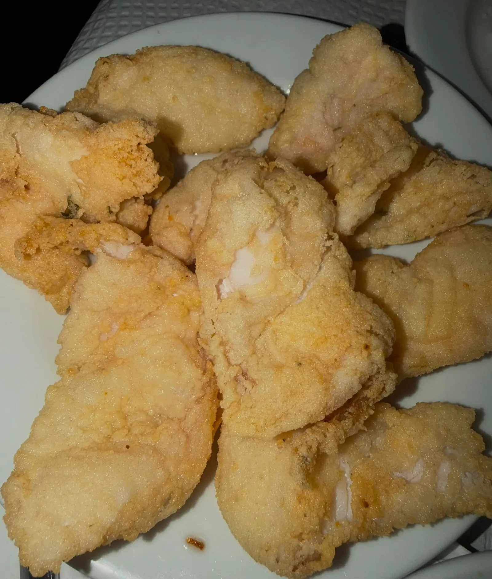 Rosada a la plancha rebozada, plato de El Bodegón en La Caleta de Vélez