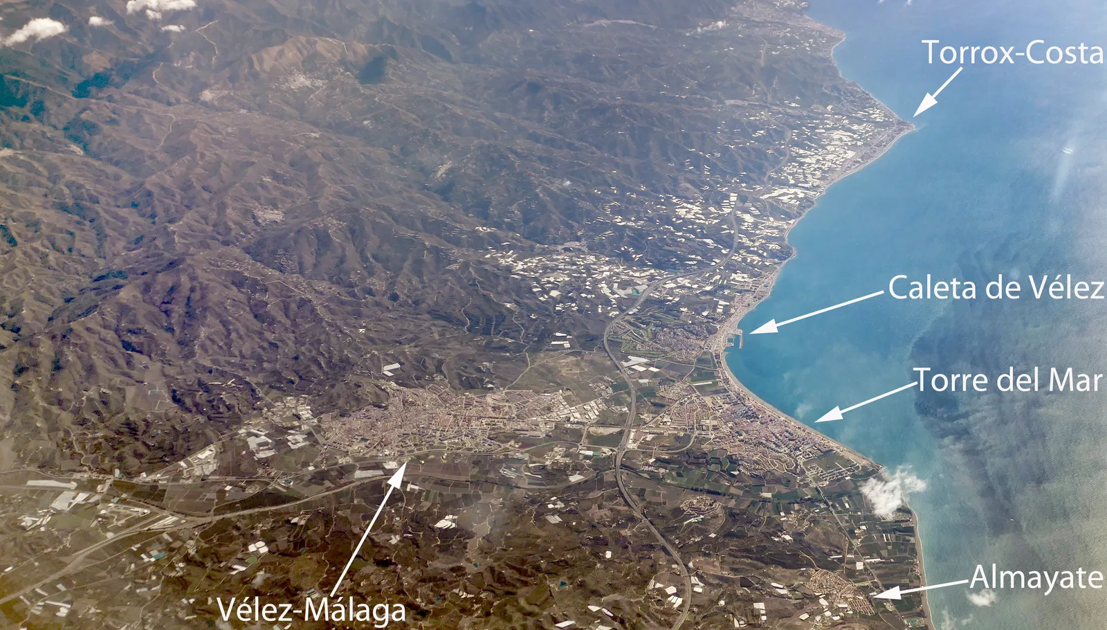 Vista aérea de Torre del Mar y la costa de la Axarquía, con Caleta de Vélez, Torrox-Costa, Almayate y Vélez-Málaga señalados en la imagen
