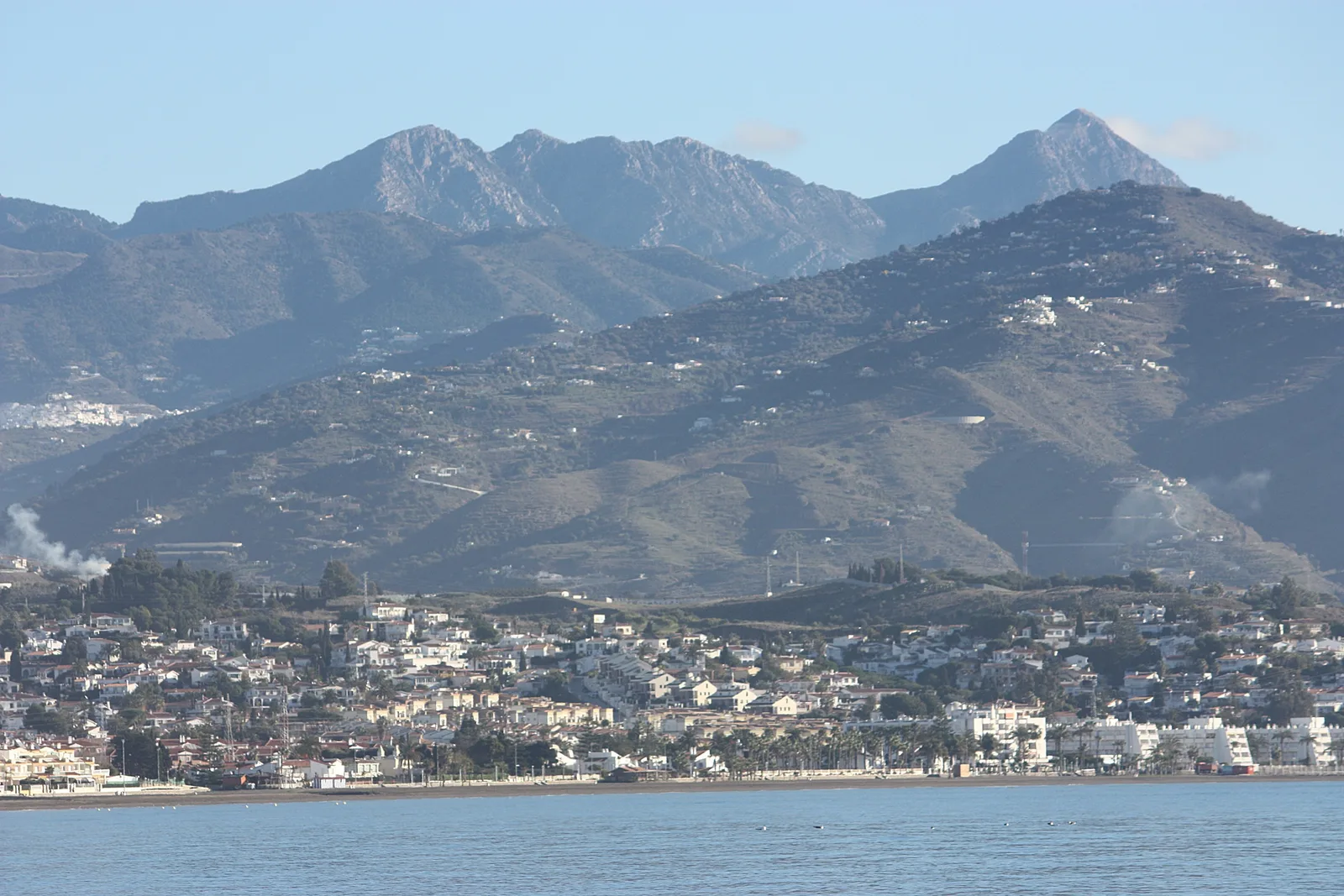 Vista desde la playa de Torre del Mar hacia el oeste, con la sierra de Málaga al fondo en dirección a Algarrobo