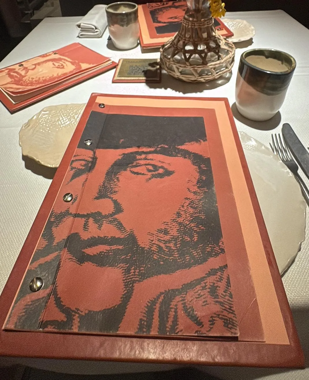 Carta de Tragabuches con diseño exterior ilustrado, sobre la mesa del restaurante